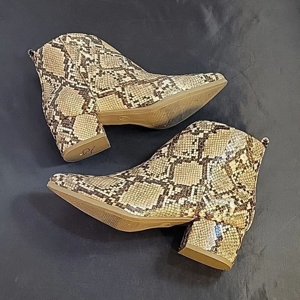 BRAND NEW NEW DAY POINTED TOE ZIP CLOSURE SNAKESKIN ANKLE BOOTIE - Picture 10 of 16